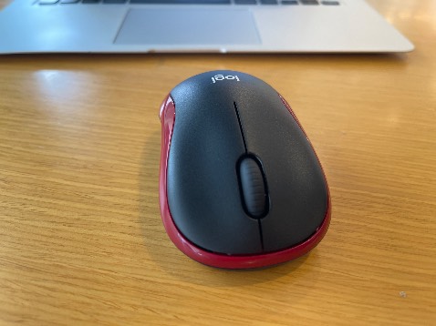 Mới dùng mà đã mỏi tay. Do chuột thiết kế không hợp lý, kích thước chiểu rộng chiều dài nhỏ mà chiều cao lớn không phù hợp 😂😂😂