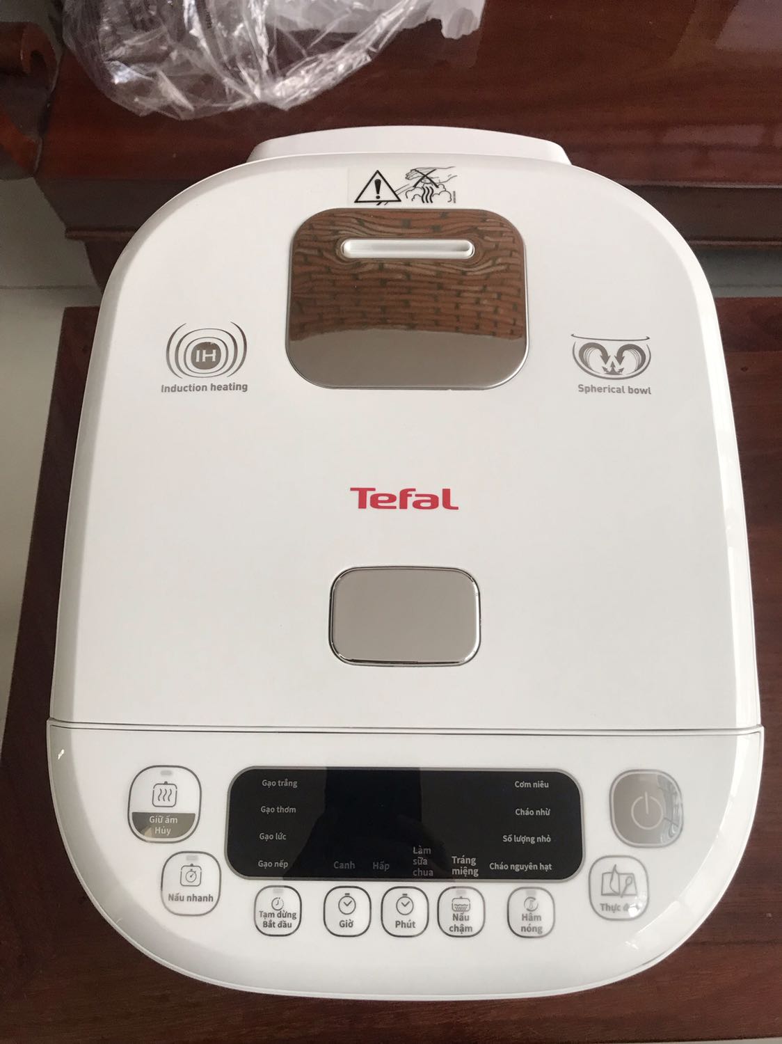 Mình đã nhận hàng, rất hài lòng. Sản phẩm đẹp, mới, đầy đủ chi tiết, về phần nhìn rất chất lượng. Cơm nấu thử rất ngon, nhưng hơi confuse vì lúc mới căm nấu cứ thấy nồi lúc kêu lúc ngừng, làm mình tưởng bị lỗi. Mình nghĩ nhà sản xuất nên note về khoản này để khách mua ko bị lă tăn.