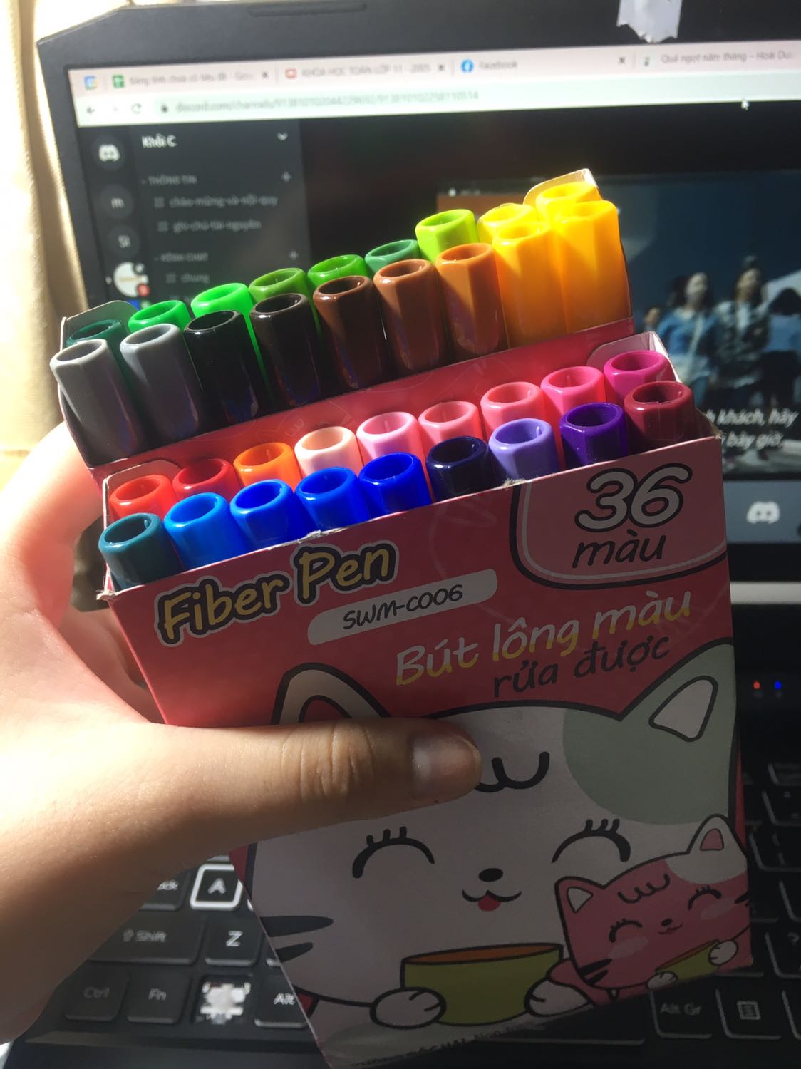 36 màu xinh lắm, còn tặng kèm bình nước nữa. Nói chung là ưng ghê í. Nên mua nha mọi người 36 màu xinh lắm, còn tặng kèm bình nước nữa. Nói chung là ưng ghê í. Nên mua nha mọi người