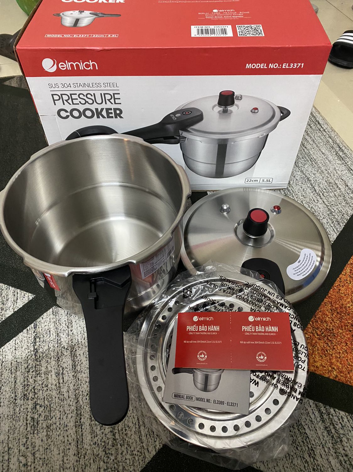 Nồi dày dặn, chắc chắn. Thương hiệu Elmich thì nổi tiếng rồi nên miễn bàn về chất lượng! Nhìn inox sáng, xịn xò.
Trước khi mua cũng có nghiên cứu size phù hợp, size 5.5l này thật ra so với gia đình ít người thì cũng hơi rộng (tầm 4l hợp hơn), nhưng nghĩ sâu xa thỉnh thoảng có hầm cả con gà thì chắc phải cỡ size này mới vừa được! Nồi áp suất nên cũng không nên để đầy quá, do vậy cứ mua cái rộng rãi chút! Hơi tốn diện tích để hơn xíu 😂
