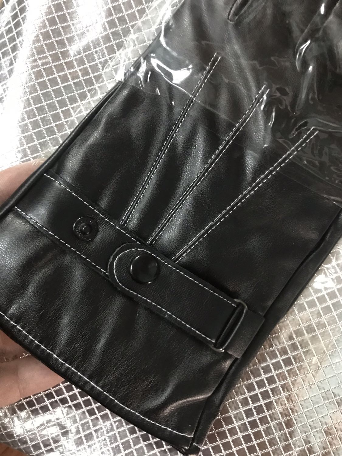 Mềm mại, da mềm và rất đẹp, bên ngoài mềm cảm ứng tốt. Bên trong lót nỉ lông rất mềm mại. Chất lượng rất tốt, mẫu mã đẹp, đường may khéo léo và chắc chắn, rất tuyệt vời sản phẩm đáng tiền, năm sao cho chất lượng sản phẩm, đóng gói chắc chắn giao hàng nhanh. Tôi luôn hài lòng về tiki, tuyệt vời