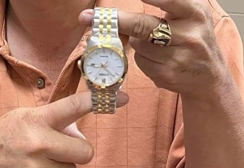 Đồng hồ đẹp, kính sáng, còn nguyên hộp
Nhân viên chu đáo có hỏi mình info để viết bảo hành chính hãng.
Hình cắt ra nên hơi mờ