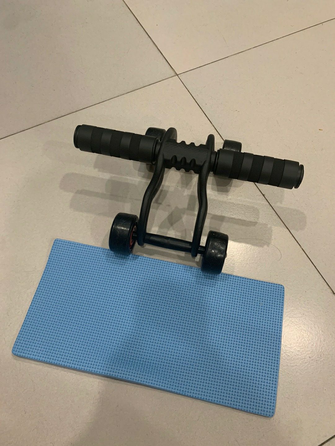 Gửi đúng đủ hàng rất oke. con lăn thì chắc chắn. tôi 64kg mà vẫn thấy chắc vào an toàn khi lăn. Cho 5 sao vì chất lượng vqf phục vụ tốt Gửi đúng đủ hàng rất oke. con lăn thì chắc chắn. tôi 64kg mà vẫn thấy chắc vào an toàn khi lăn. Cho 5 sao vì chất lượng vqf phục vụ tốt