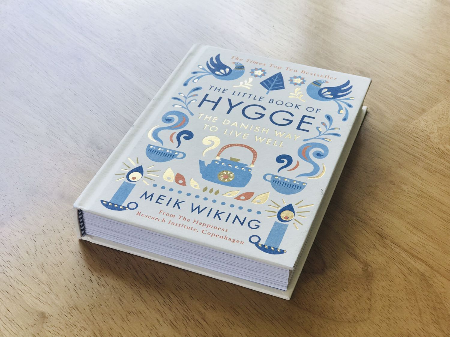Sách thiết kế và in đẹp như một cuốn artbook. Ảnh chụp và minh hoạ bắt mắt. Giấy in chất lượng cao. Bìa dày, in nhũ vàng lung linh. Về hình thức thì không có chỗ nào chê được. Nội dung phong phú như là kết hợp giữa sách trang trí nội thất, sách nấu ăn, sách thủ công, sách du lịch,...Nếu có ai tặng mình cuốn sách này mình sẽ cực kì vui sướng, và nếu có dịp thì mình cũng muốn tặng cho bạn bè hay người thân yêu một cuốn sách tuyệt vời như thế này. Dành cho những tâm hồn yêu thích sự thoải mái, ấm cúng, dễ chịu đời thường. Cho những ai mong muốn tìm thấy hạnh phúc từ những điều nhỏ bé, giản dị xung quanh. Sách là nguồn cảm hứng để mình sống chậm lại, sống giản đơn, sống trong hiện tại nhiều hơn, kết nối với những người mình yêu thương nhiều hơn. Sách Tiki bán giá thấp hơn giá in trên bìa nữa. Xứng đáng đồng tiền bát gạo! Cảm ơn rất nhiều