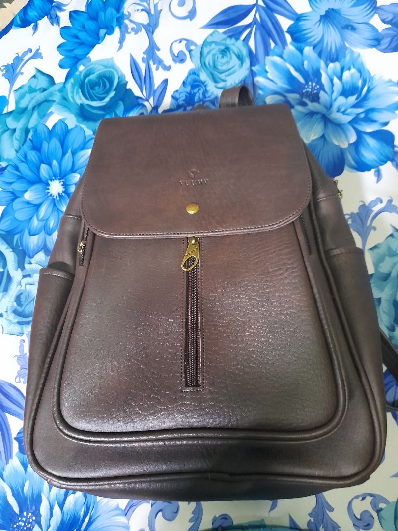 chất liệu da dày mịn rất đẹp. chỉ gần 200k mà đc cái balo xinh và xịn xò thì quá tuyệt. cảm ơn shop nhé. lần sau sẽ ủng hộ nữa ạ. cứ nghĩ nó nhỏ ai ngờ cũng to lắm ạ. đựng đc nhiều đồ. đi du lịch đựng những thứ lặt vặt mang theo rất ok.