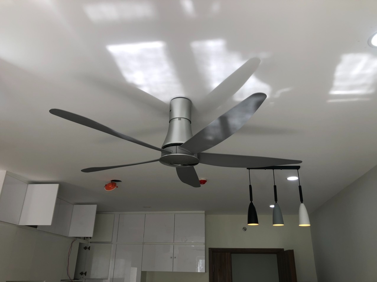 Tốt. Sản phẩm đúng thông tin. Thay bóng cần cẩn thận vì chụp đèn hơi nhỏ.