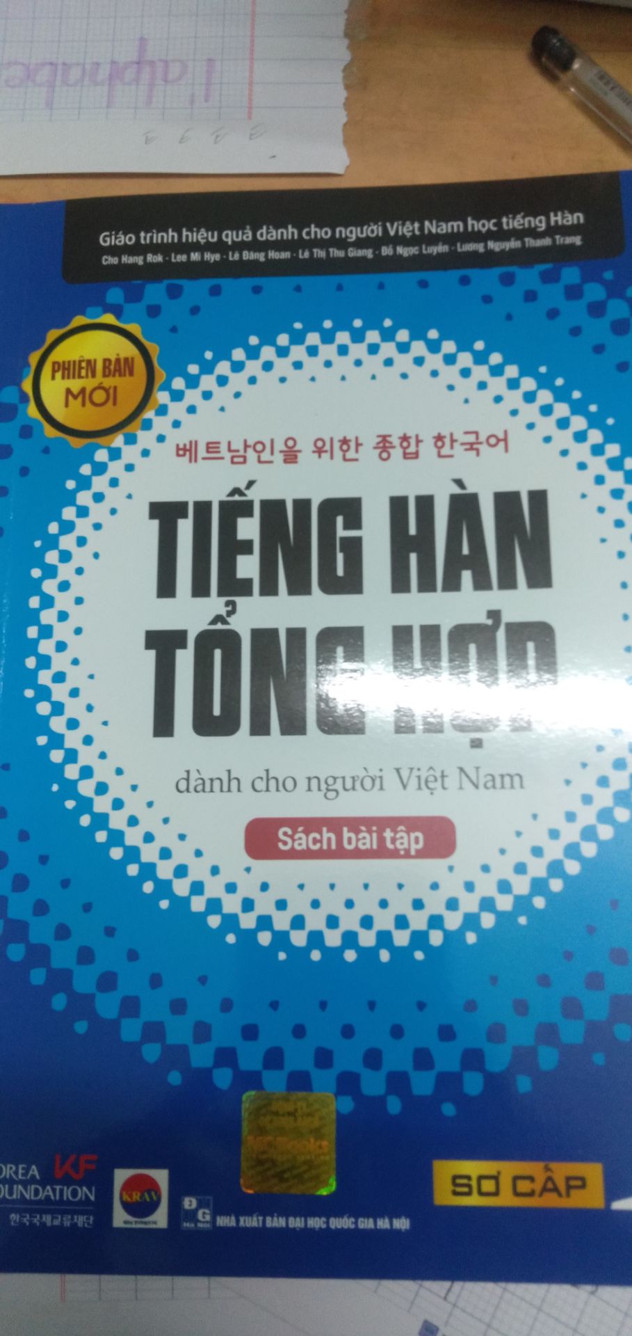 sách trông xịn sò lắm nha. bài tập khá đa dạng, có cả phần đáp án để kiểm tra lại. giao hàng rất nhanh, trong một ngày đã có rồi.