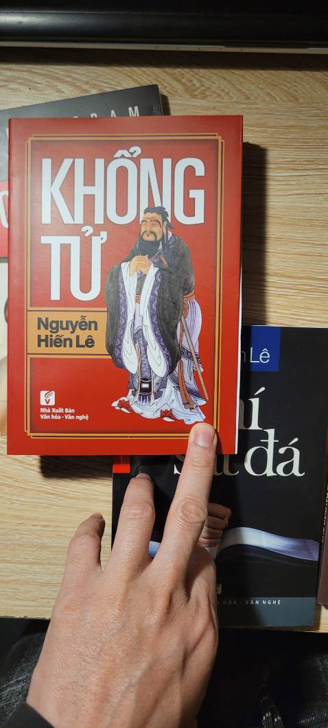 Sách lỗi đóng bìa bị lệch,
Lỗi vẫn gửi cho khách