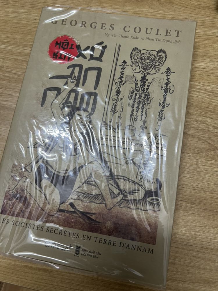 Sản phẩm ban đầu bị gãy bìa do đóng vận chuyển nên mình yêu cầu đổi lại. Tiki gửi đổi lại sản phẩm với bìa bao bookcare nhăn nhúm như ảnh dù đã cố ủi thẳng. Mình không đổi hàng nữa nhưng hoàn toàn không hài lòng với dịch vụ lần này.