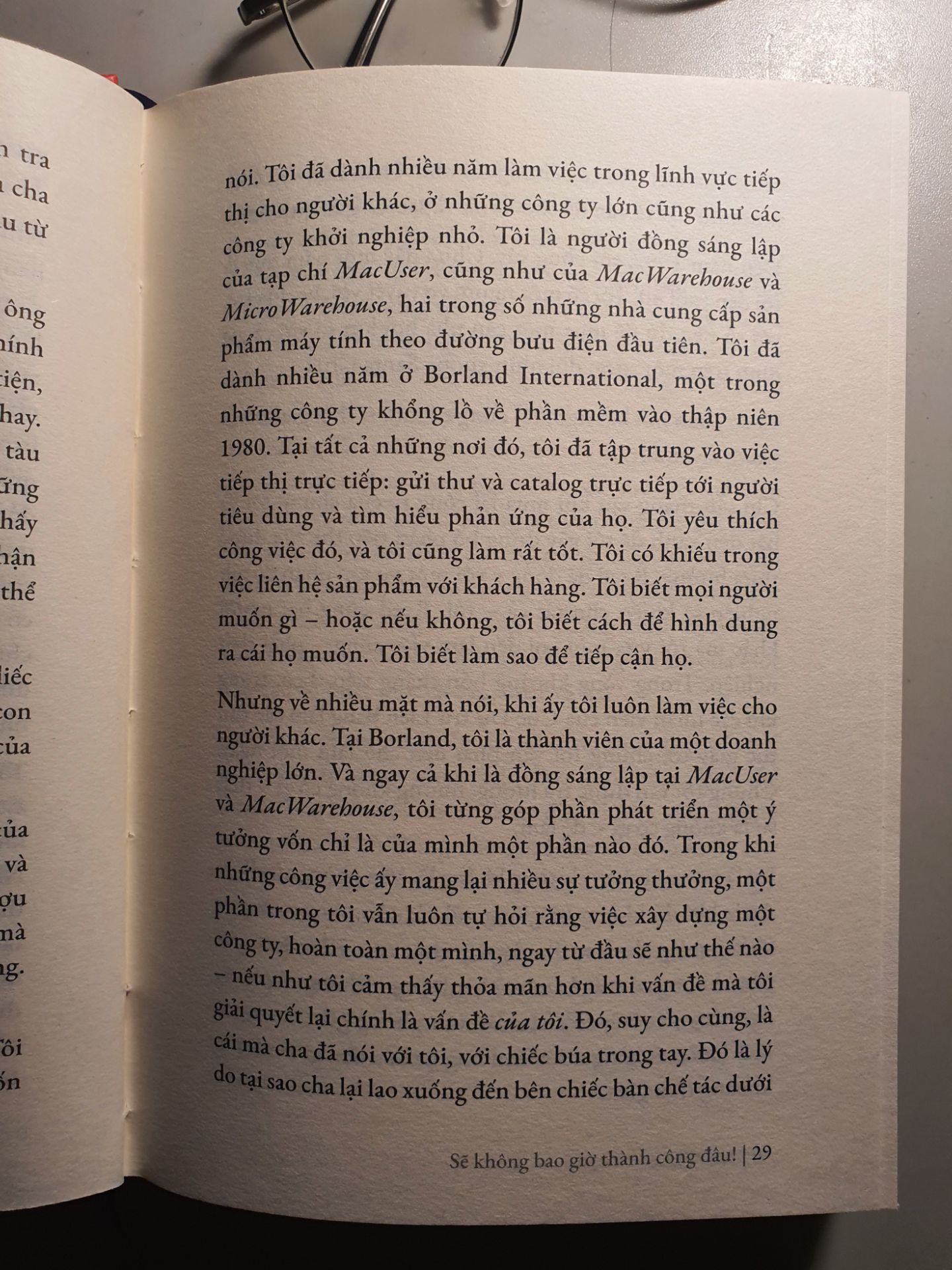 Bìa sách cứng, dày, rất chất lượng. Tuy nhiên giấy bên trong ruột thì là loại thường, màu ngà và hơi nhám.

Chưa đọc chi tiết nhưng lướt sơ vài trang có vẻ hay. Dạng tự truyện nên văn phong thoải mái, không bị giáo khoa - giáo điều. Nên đọc!