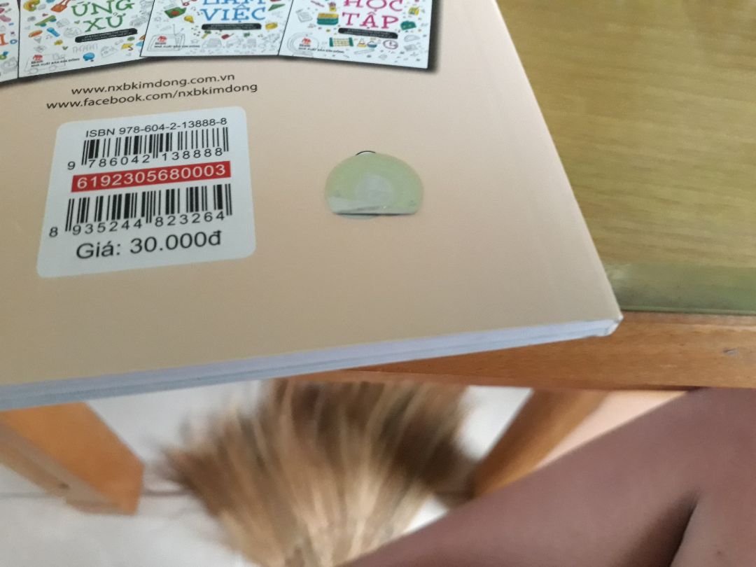 hàng quá mắc phi vận chuyển quá cao mà sách lại nhỏ nó còn bị ai chóc ra nữa. Mà trên bao bìa nó bán có 30.000 à mà trên tiki nó lại bán 40.000 luôn ấy chứ !