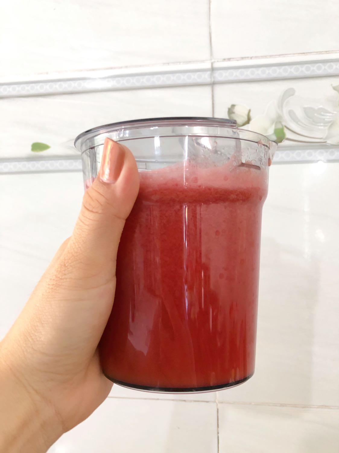 Lúc mua cũng phân vân đủ thứ vì thấy mấy cô bán sinh tố toàn xài máy loại 4-5trieu, nhưng mua cho gd xài nên chọn loại có giá phù hợp xíu, thấy máy khá ổn, ép bả hơi văng trong, chịu khó ép xong vệ sinh liền nhé!   Mình ép dưa hấu trong hình bả k khô lắm, bữa trước ép thơm vs cà rốt thấy cũng khô lắm nè. Nó chung cần mua máy cho gd xài mình thấy máy ép này rất ổn vì ly chứa chỉ 500ml, chịu khó đổ ra bình chứa to hơn. Chúc mn có sp tốt.