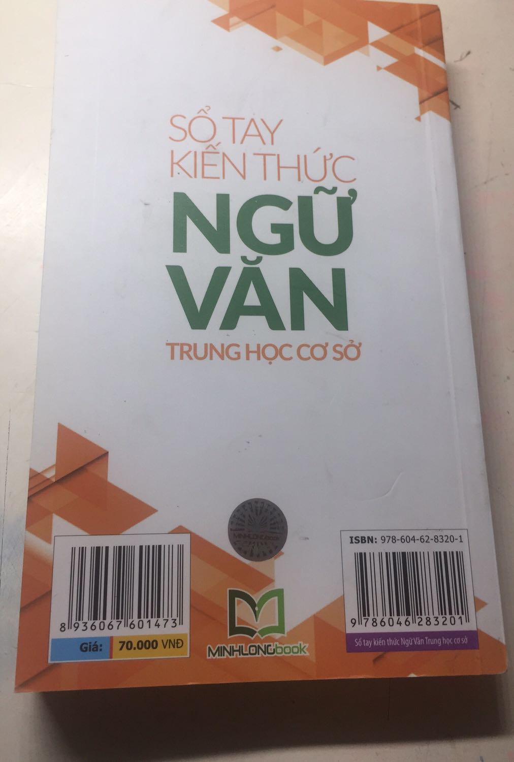 Mình thấy rằng sách này đã qua sử dụng rồi, có nhiều vết xước, rất là bẩn, có mấy trang giấy bị gập lại. Không biết mình có đổi lại được không.