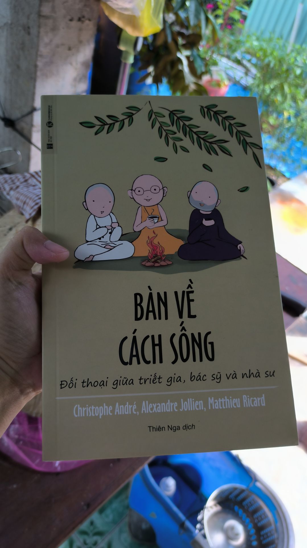 chắc hay á mn thấy bìa đẹp lắm khổ to hơn so với các cuốn bth. nhìn bìa sách là thấy sách có giá trị rồi.à k có bọc sách nilon ở ngoài