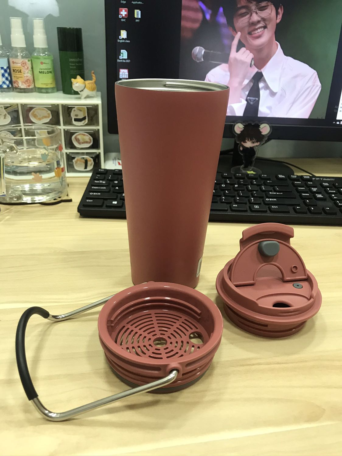 Đựng nước nóng thì 6 tiếng đã nguội thành nc ấm vừa đủ uống rồi. Miệng cốc sẽ rất nóng nên thoát nhiệt nhanh.
Đựng đá thì giữ lạnh 8 tiếng chỉ tan khoảng 10-20%.
Miệng cốc sẽ ko kín như bình nước được, nếu dốc ngược bình hoặc để nằm ngang thì nước sẽ rò ra tại phần xoay cốc một chút (nước nóng thì thành giọt nhỏ, nước đá thì thoát mồ hôi li ti).
Mình nghĩ đây là thiết kế hợp lý ở nơi làm việc. Nếu ra ngoài thì vẫn nên có túi đựng cốc.
Giao hàng nhanh (freeship và giao trong nửa ngày). Cốc nguyên vẹn và ko xước.