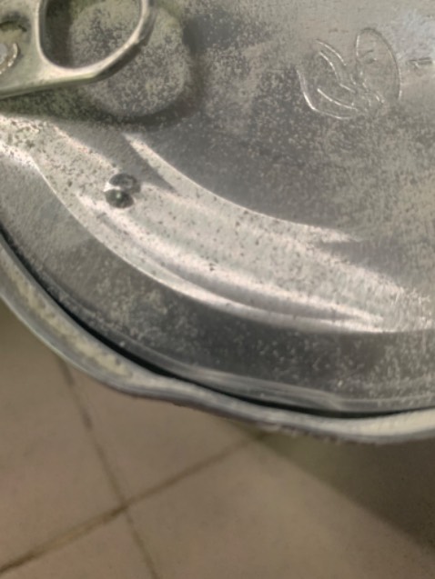 Sản phẩm bị móp méo còn lấy băng keo dán lại,còn bên trong thì đã mở niêm phong và sữa trào ra ngoài luôn.