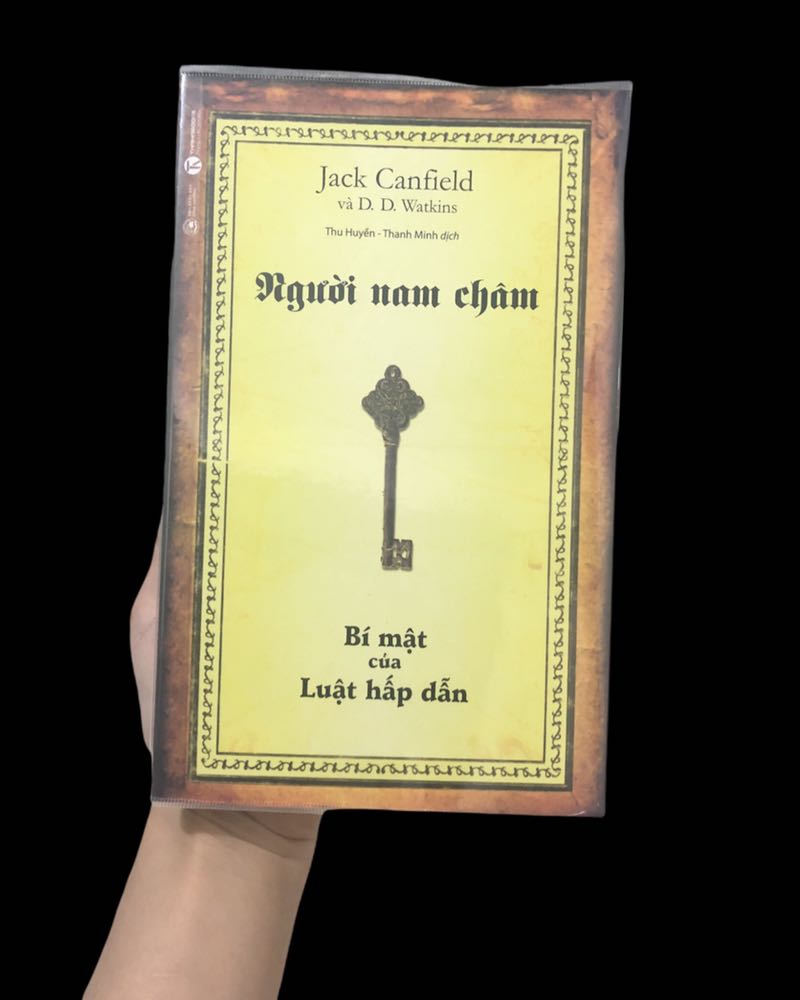 Về hình thức thì sách có lỗi dán keo ở bìa sau như hình cuối mình chụp nhưng cũng ok k vấn đề gi cả, còn nội dung mình chưa đọc nên k thể đánh giá được, nhìn sơ quá thì mình cảm giác k thích cuốn này lắm vì sách có 194 trang, 7 trang bìa mà có 32 trang là dành cho độc giả viết về những cái như là xác định ước mơ, mục đích và đam mê như hình mình có chụp, mình cảm thấy quá nhiều và nó chiếm nội dung của sách, đối với bản thân mình nếu độc giả muốn viết ra thì tác giả chỉ cần nhắc đến trong nội dung thì độc giả có thể dùng notebook để viết k cần phải chừa như vậy mình khá là k thích