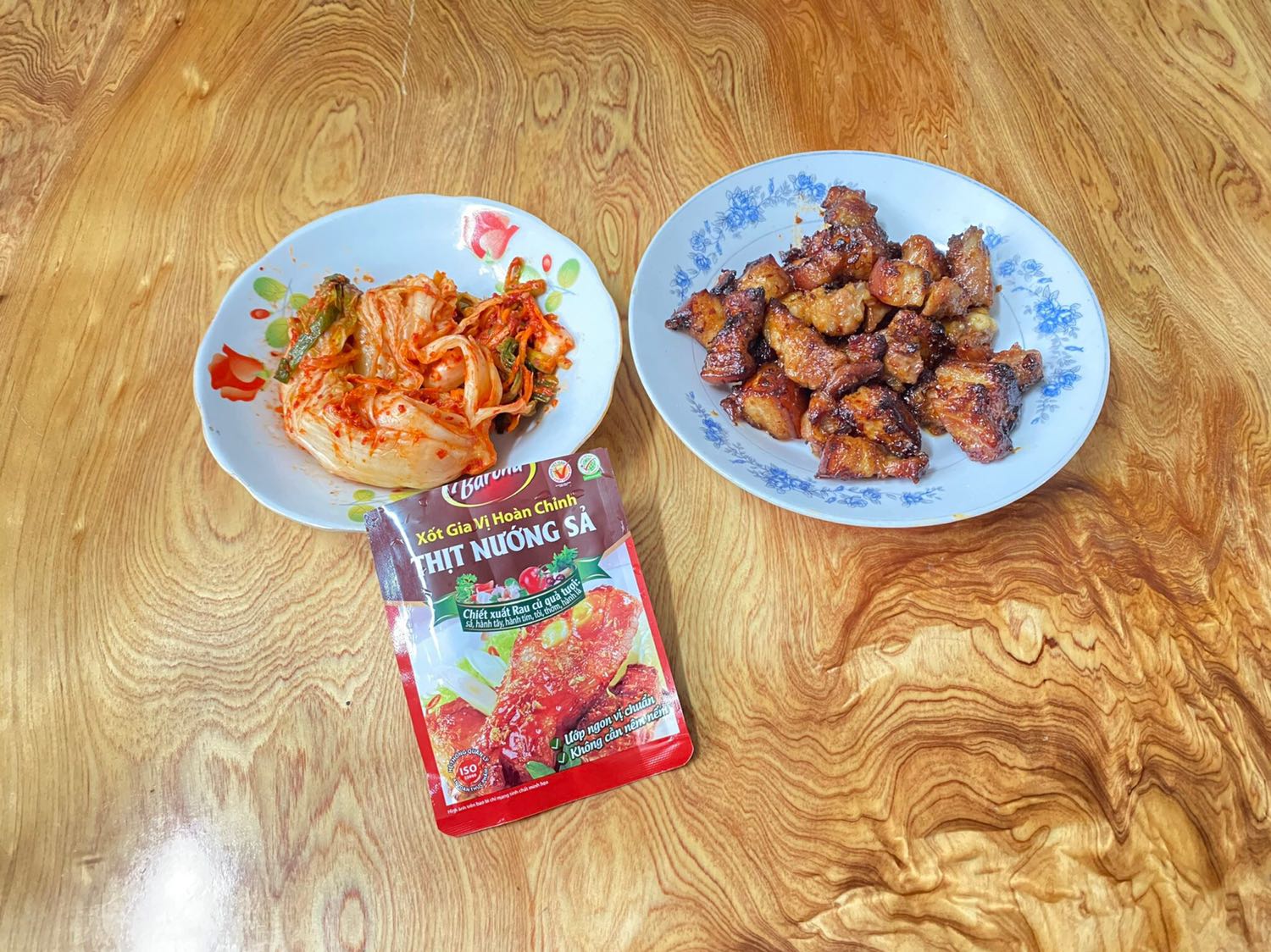 Gia vị ướp thịt ngon, ăn kèm với kim chi làm từ xốt muối cùng nhãn hiệu Barona rất tuyệt.