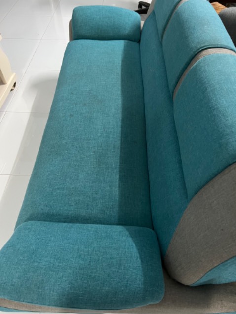 Mình dùng để tẩy sofa vải bố, hiệu quả tẩy sạch 70%.
Mùi cũng nhẹ nhàng dễ chịu.
Hiệu quả như hình.
Tuy nhiên 1 chai 200k chủ vừa đủ để vệ sinh 1 ghế sofa thì hơi đắt.