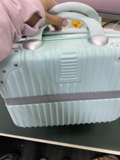 Giao hàng kịp trước Tết, màu đẹp, không biết shop xử lý vệ sinh trước khi giao mình hay sao mà vali có mùi xăng bên ngoài.