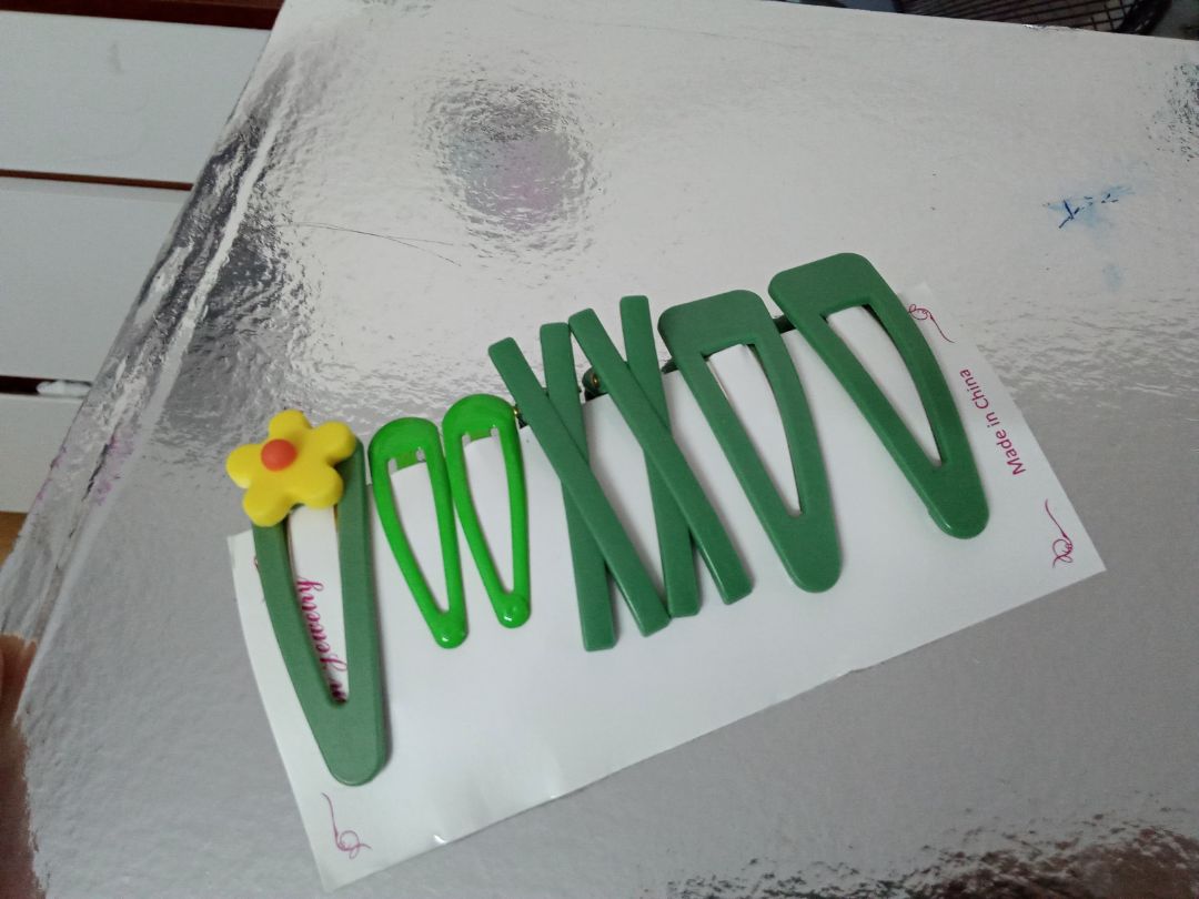 hơi buồn vì ko giống trong ảnh và kẹp hoa lại nt kia ạ hơi buồn vì ko giống trong ảnh và kẹp hoa lại nt kia ạ