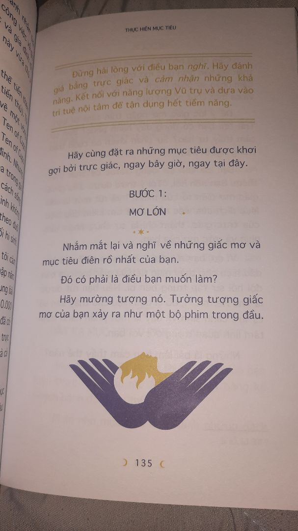 Thời gian giao khá lâu nhưng được điểm cộng vì có bọc sách 
Về nội dung: Sách khá hay , với những bạn đang có ý định xem tarot thì cuốn sách này sẽ giải thích các thắc mắc trong lòng bạn và hướng dẫn bạn cách để xem tarot . Lời văn viết khá gần gũi kèm theo các ảnh minh họa và ví dụ từ các câu truyện , điều này sẽ giúp các bạn mới học dễ tiếp thu hơn. Nội dụng khi đọc khá cuốn khi bạn đam mê tarot.