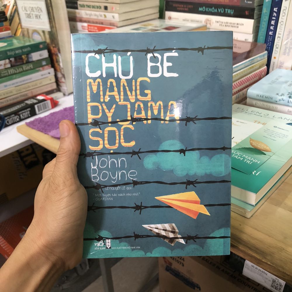 Một trong những cuốn sách hay nhất mà mình từng đọc, rất buồn khi đọc xong cuốn sách này vì đoạn kết dễ khiến người ta phải suy ngẫm. Nếu bạn là một người yêu thích văn học thì nên mua cho mình một cuốn. Tiki bán hàng đóng gói thì tuyệt vời rồi, sách rất nguyên vẹn không vấn đề gì 10 điểm