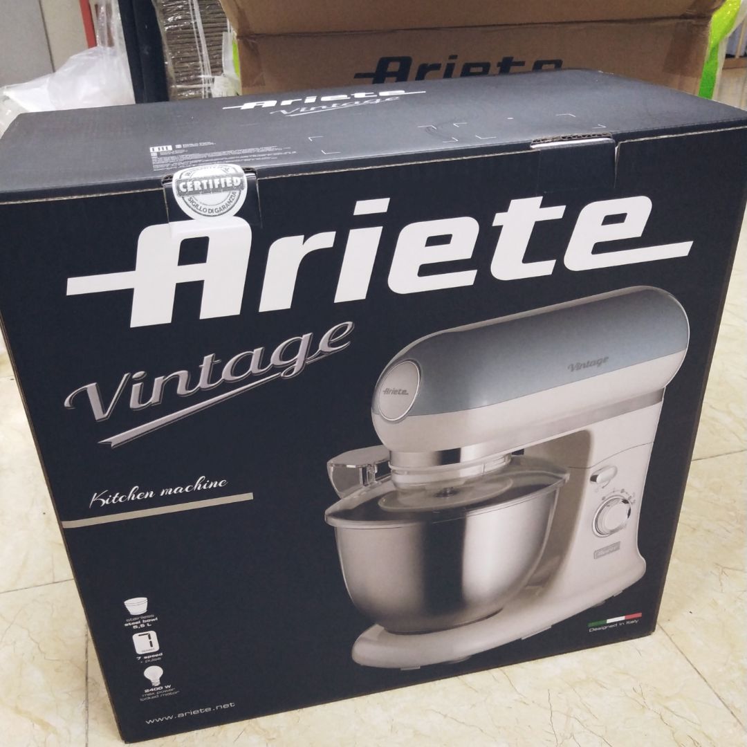 Mình mua và đã nhận hàng từ trước giãn cách, chủ yếu để nhồi bánh mì. Bao gói ổn, có tem niêm phong thùng bên trong. Mình dùng đều đều 1-3 lần mỗi tuần, tầm cũng 3 tháng rồi, mỗi mẻ 350g bột khô, máy vẫn đang chạy tốt. Có ồn và rung nhẹ, nhưng với chất lượng này thì giá khá hạt dẻ.