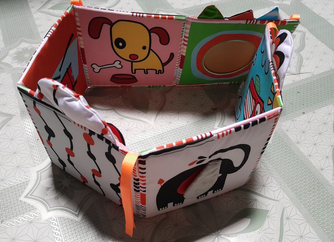 Sách dễ thương có âm thanh vui tai, em bé mê lắm, bà ngoại cũng vui với món sách đồ chơi này. Mà thích nhất là món này hàng Việt Nam, TỰ HÀO PROUDLY - MADE-IN-VIETNAM. Mong sẽ có nhiều món đồ chơi đồ dùng em bé do người Việt Nam sản xuất. Mua hàng nội địa cũng là bảo vệ và giữ gìn môi trường cho các con trong tương lai.