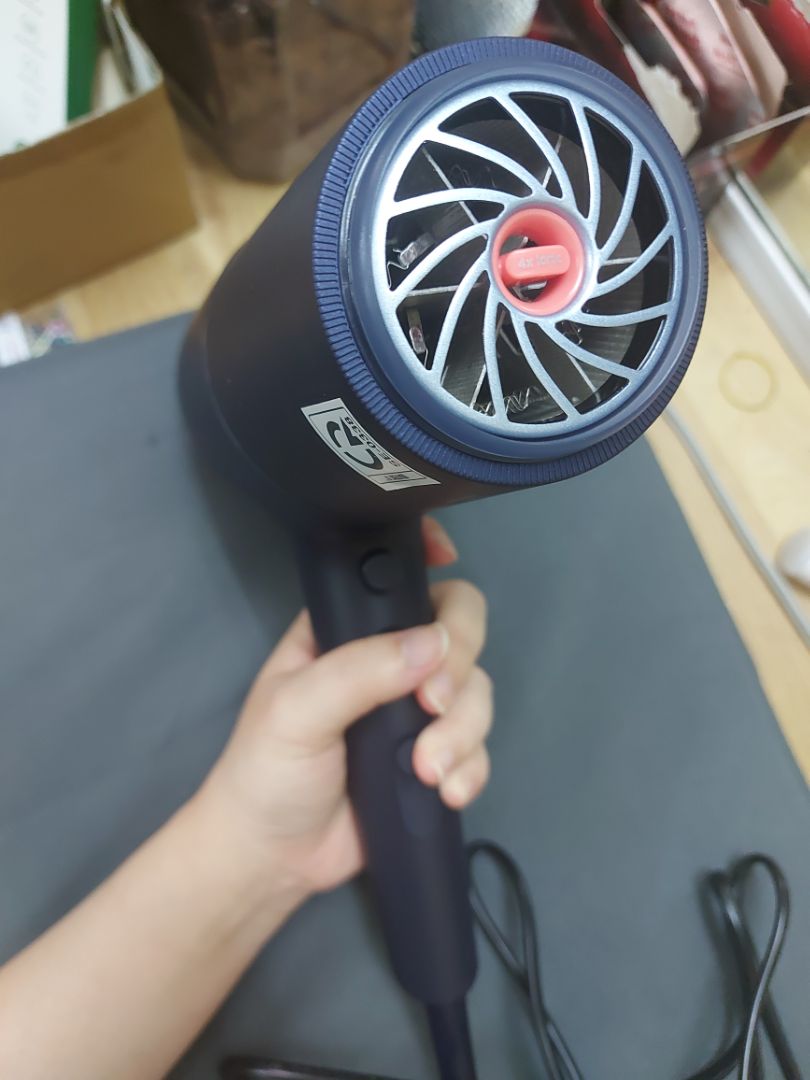 Máy nghe tiếng êm hơn loại rẻ. Nút nhiệt độ hơi khó đẩy bằng 1 tay, chưa dùng lâu dài nên chưa rõ độ bền, nhưng Phillips thì khá yên tâm. Máy nghe tiếng êm hơn loại rẻ. Nút nhiệt độ hơi khó đẩy bằng 1 tay, chưa dùng lâu dài nên chưa rõ độ bền, nhưng Phillips thì khá yên tâm.