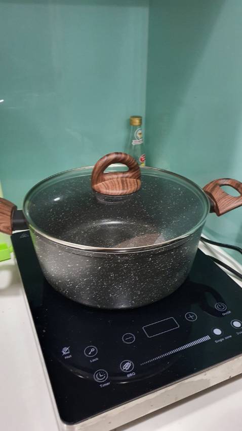 Nồi rất chắc chắn. Lúc đầu đọc review cũng có mấy anh chị nói nồi bị móp và đóng nắp ko khớp được nhưng may mắn là hàng mình nhận được không có vấn đề gì cả. Lớp chống dính rất tuyệt. Tuy nhiên có một điều mình thấy là nồi này bắt nhiệt chậm hơn nồi inox bình thường.