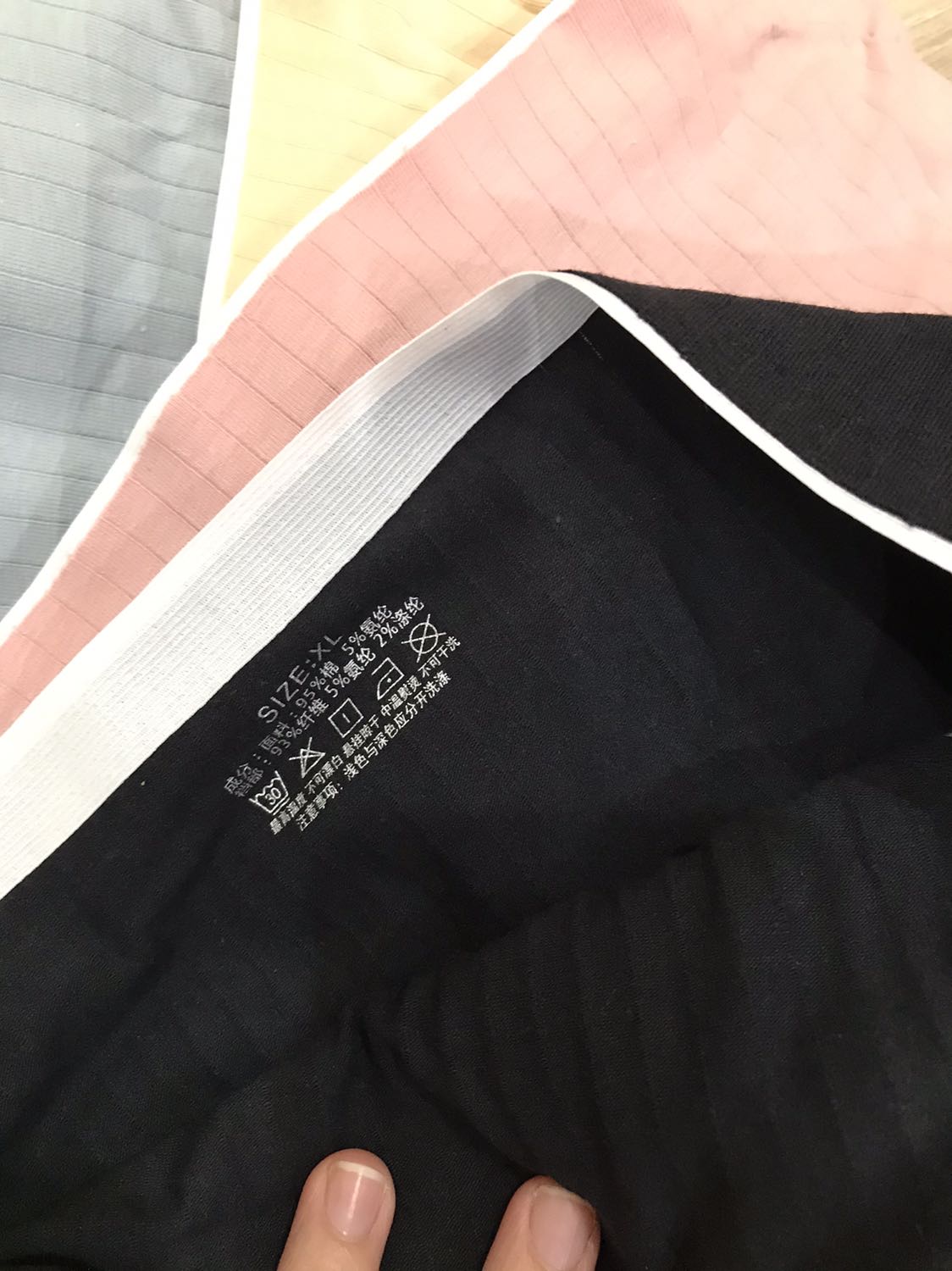 Shop giao kì v. Đã không đúng mẫu còn không đúng size. Trong khi chờ nhận hàng thì quá lâu?