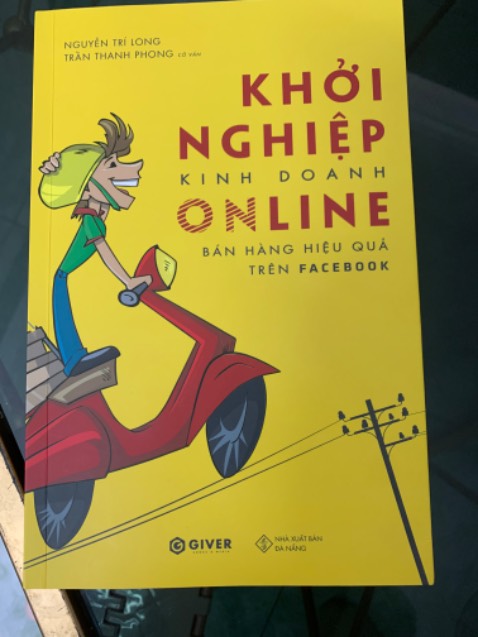 Đang muốn học kinh doanh online nhưng chưa biết bắt đầu từ đâu may quá e đã tìm được đúng sách mà mình đang cần. Sách dạy rất chi tiết từ cách tìm thị trường ngách, cách thức nhập hàng ở đâu cho đến cách thức tối ưu quảng cáo cho sản phẩm....
Cá nhân mình thì rất thích chương 4: Mai An Tiêm thời 4.0. Chương này viết rất chi tiết về khi nào thì ta nên quảng cáo bán hàng, cách thức tối ưu chi phí quảng cáo, cách phân bổ phí quảng cáo như nào thì hợp lý... Đây cũng là kiến thức mà mình đang muốn tìm hiểu nhất. 
Cảm ơn tác giả