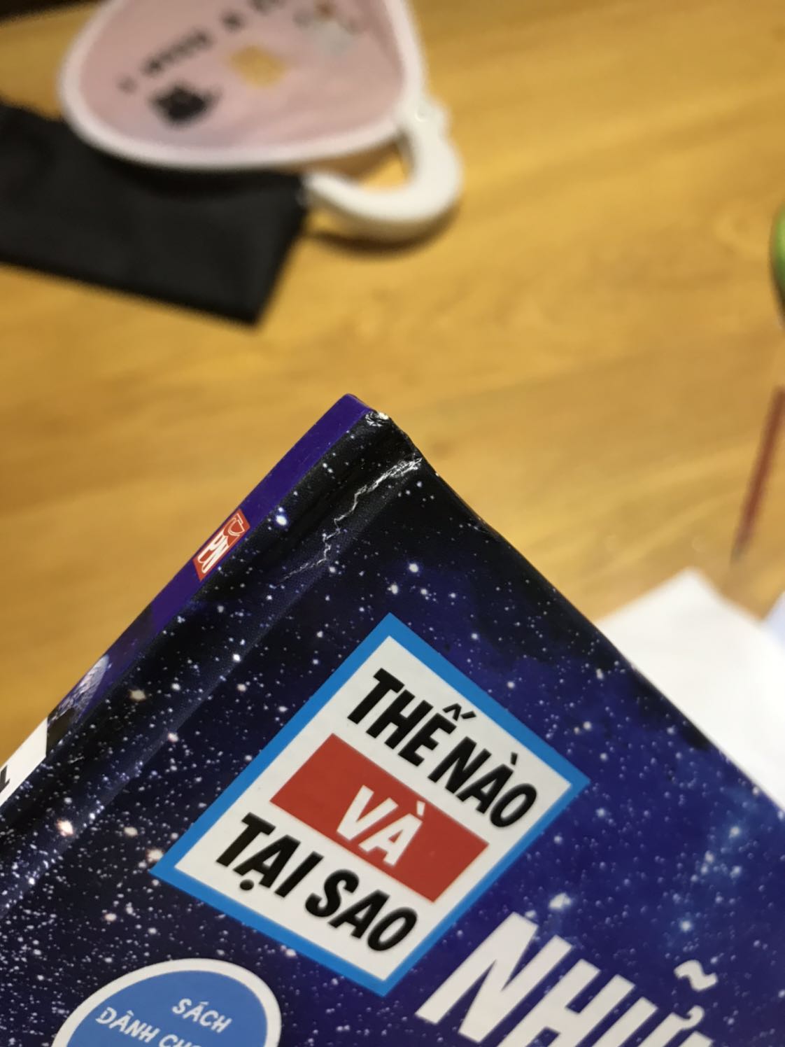 Các góc bị mẻ, đóng gói hàng tệ, 3 trang đầu còn bị dính lại với nhau