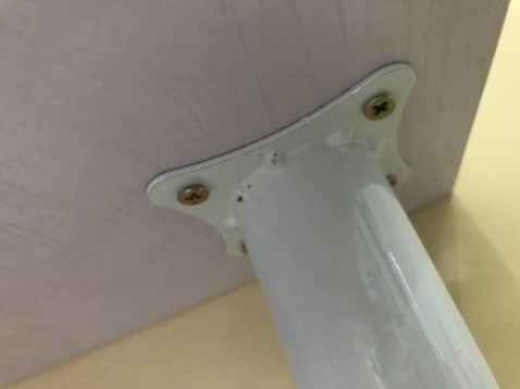 Cái bàn siêu thích luôn ạ, shipper gọi xuống lấy là mình lắp liền. Có mấy cái đen đen đấy thì mình ko biet để lgi :v 
Nói chung giá tiền đi đôi với chất lượng spham lắm nhé. Mình chỉ cần bàn để đồ lên thôi nên đặt bàn kích thước nhỏ.