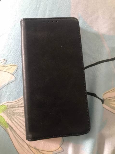 Sản phẩm đẹp, da chắc chắn mềm mịn. Giao hàng nhanh, đóng gói hộp rất kĩ, hít nam châm chắc chắn, bao da có ngăn đựng tiền và thẻ rất tiện lợi. Thấy có shop đăng hình ảnh giống shop này mà giá rẻ 1 nửa, mua về thì không chuẩn như quảng cáo. Shop này mình thấy rất chuẩn và ok nhé, rất đáng tiền!