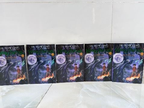 - bản khổ nhỏ cầm rất thích tay, chữ bên trong không quá nhỏ, chất giấy không giống bản HP 7 cuốn.  
- săn deal trên Tiki giá giảm gần một nửa. 
- mình mua trước tập 6 và 7 trong đợt sale 8/8.
- tiki giao hàng nhanh