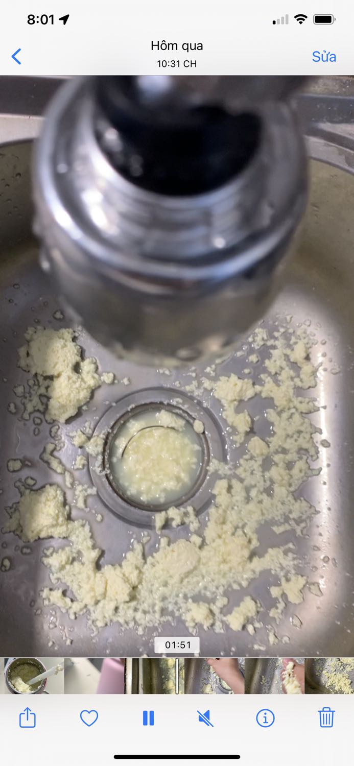 10/3/2022, tôi mua 1 thùng 6 bịch A2 ở shop này, mẹ bé đã uống hết 4 bịch, thường pha nước ấm/nước nguội rồi để lạnh thành sữa tươi rất ngon. Vừa rồi, muốn cho bé  lớp 1 mang đi học uống nên đã mua chiếc bình giữ nhiệt có ống hút này. Sáng hôm qua  tôi pha 8 muỗng sữa A2 với 500ml nước ấm khoảng 50o trong ly thuỷ tinh rồi đổ vào bình giữ nhiệt cho bé mang đi học. Đến trưa thì bé hút không lên nên tự mở nắp bình ra kiểm tra thì  thấy sữa đặc dệt nên không uống. Chiều tôi đón con về, con bảo “ Hôm nay con không uống sữa vì ba pha đặc quá hút không lên!”. Tôi lấy bình mở nắp kiểm tra thì  thấy sữa nở xốp như thế này. Tôi có người mùi thấy không còn mùi sữa nữa! Trước đó, tôi cũng đã pha sữa PediaSure theo cách này cho con đi học uống được vài ngày và không thấy bất thường gì. Xin lưu ý, chiếc bình này giữ nhiệt rất tốt. Shop có thể giải thích vì sao có hiện tượng sữa A2 lại bị như thế không? Có phải sữa bị hư hay gặp phải vấn đề gì? Hiện tại, tôi còn 1 bịch A2 nguyên và 1 bịch vừa khui ra! Mong chờ câu trả lời thắc mắc của shop! Hoàng Khang -***