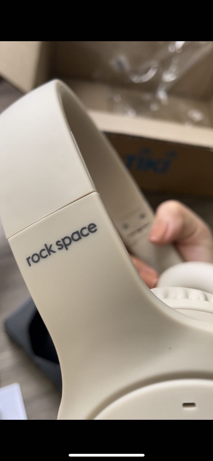 Giao hàng nhanh. Đóng gói cẩn thận. 
Sản phẩm rất chất lượng phù hợp với giá tiền, âm thanh rõ, đeo êm tai