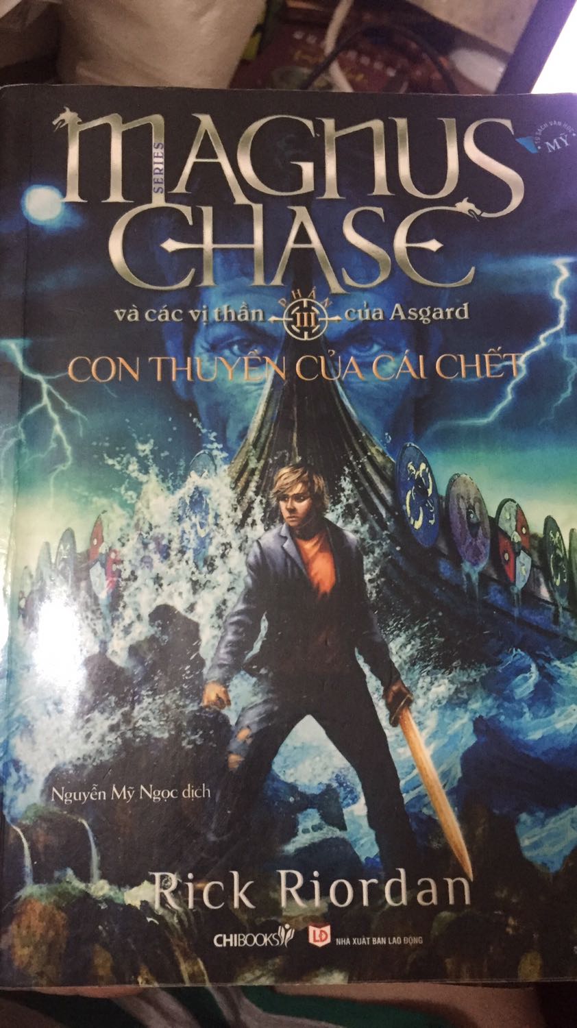 Bộ truyện cực kỳ hấp dẫn. Mình đặc biệt thích phong cách hài hước, dí dỏm của truyện. Vừa phiêu lưu hồi hộp vừa cười thả phanh? highly recommend cho các bạn teen❤️