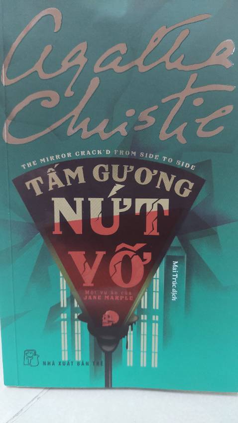 Ở vụ án lần này, để khám phá ra chân tướng vụ việc bà Marple hầu như không tiếp xúc với những đối tượng tình nghi chính mà chỉ nghe thuật lại các câu chuyện. Cách thức phá án của bà là suy nghĩ logic, tỉ mỉ trong từng dấu hiệu dù là nhỏ nhất cùng với đó là phương châm: “ Mọi việc đơn giản nếu ta nhìn đúng cách” . 
Bằng phương pháp tư duy bài bản như vậy một vu án tưởng chừng khá phức tạp cuối cùng cũng có lời giải thuyết phục.