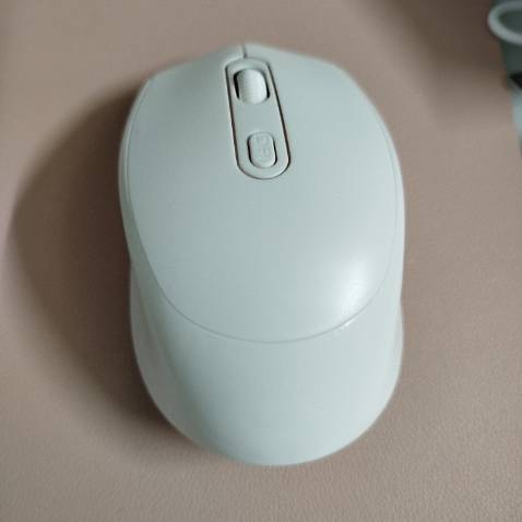 Giao nhanh ghê. Chuột di mượt, phím bấm êm nhẹ, cầm vừa tay, chuột sạc này tiện, hết pin đỡ phải mua thêm pin. Hy vọng dùng bền.