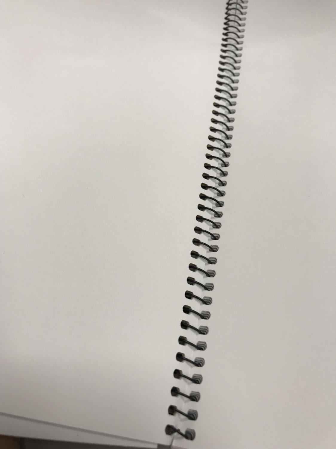 Deli bao gói bọc chống sốc rất kỹ nhưng mà vì k có hộp cứng nên cuốn sổ đã bị gãy bìa cứng mặt sau cuốn sổ. Gãy nếp và bong lớp giấy bồi luôn nên mình phải dán băng keo hết 1 mặt sau cuốn sổ. 
Giấy màu trắng ngà, k dày lắm, mặt giấy láng. 
Có 1 điểm trừ là cuốn sổ, giấy bên trong có mùi rất là kỳ, hôi, mùi khó chịu. Nên mình nghĩ nếu ngồi vẽ mà mùi này bốc lên chắc k thoải mái lắm đâu. Chắc về mình mở cuốn sổ ra để chỗ thoáng xem thử có đỡ mùi hơn k. Hix