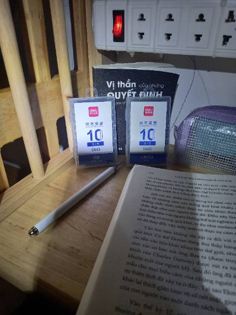 Yes mực đều, đẹp, tiện dụng thi thay mực, mình rất thích, tiếc là không có mực tím. Mình mua hẳn 2 màu mực, màu xanh đậm và màu xanh nhạt. Hết mìn sẽ mua tiếp. Sao ko có mực đỏ và mực tím nhỉ, tiếc ghê. Không biết mình mua mực màu đỏ, tím.bơm vào ống mực này khi dùng hết để thay màu mực thì có được không nhỉ