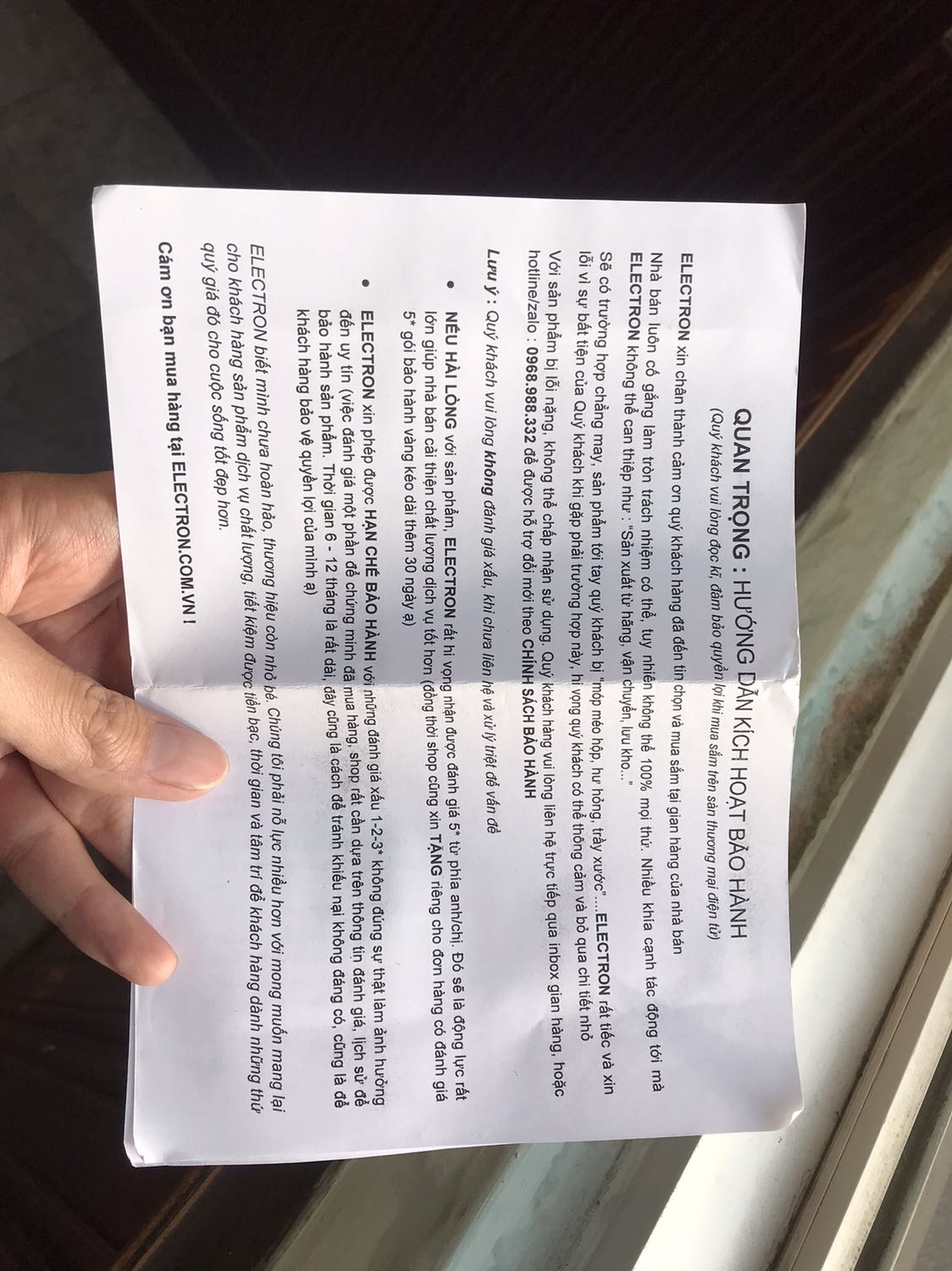 Hộp hơi móp nhưng không sao. Chân sạc có dấu hiệu bị cắm thử ổ điện và nó nổ cái chát nên để lại 2 dấu nám trên đầu chân sạc. Check mã qr code thì đây là hàng chính hảng. Sạc rất mạnh như quảng cáo. Nói chung là được. 
Vẫn đang chờ hoá đơn VAT của shop.