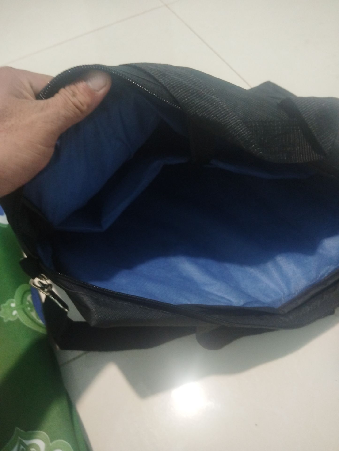 Bán máy không kèm theo cục sạc sao dùng được đây?