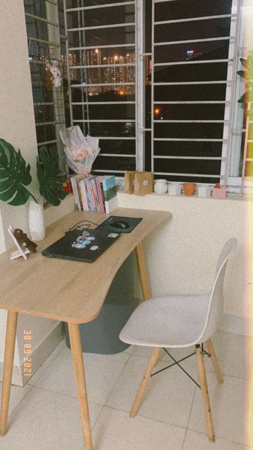 Bàn rộng rãi và xinh, chắc chắn, dễ lắp
Nhưng: 
- mua bàn trắng ship bàn gỗ
- ship chậm mùa dịch có thể bỏ qua
- thiếu vít lại phải chờ shop ship bù
- trả lời tn phản hồi chậm
- shop nên thay đổi lại cách làm việc
Làm việc nên chuyên nghiệp hơn