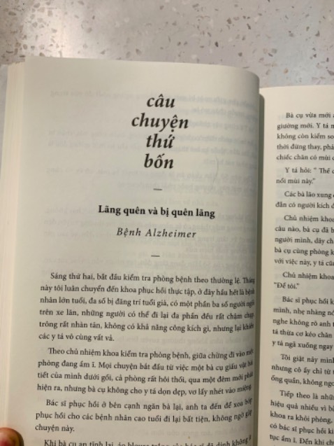 Một cuốn sách đã giúp mình hiểu hơn về những bệnh nhân tâm thần và những góc khuất trong gia đình và xã hội. Từ khi nhập viện đến khi những bí mật ẩn sâu trong những con người ấy được khơi lên khiến mình bị ảm ảnh rất nhiều, bạo lực học đường, khao khát làm một đứa con ngoan, xâm hại, mất trí người già, hoang tưởng,… tất cả đã dựng lên khung cảnh của một bệnh viện tâm thần đầy bi thương Một cuốn sách đã giúp mình hiểu hơn về những bệnh nhân tâm thần và những góc khuất trong gia đình và xã hội. Từ khi nhập viện đến khi những bí mật ẩn sâu trong những con người ấy được khơi lên khiến mình bị ảm ảnh rất nhiều, bạo lực học đường, khao khát làm một đứa con ngoan, xâm hại, mất trí người già, hoang tưởng,… tất cả đã dựng lên khung cảnh của một bệnh viện tâm thần đầy bi thương