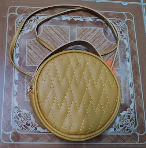 Túi đẹp, giống hình. Chất liệu ổn, vải lót bên trong chắc. Chỉ là cọng dây đeo nhìn hơi yếu