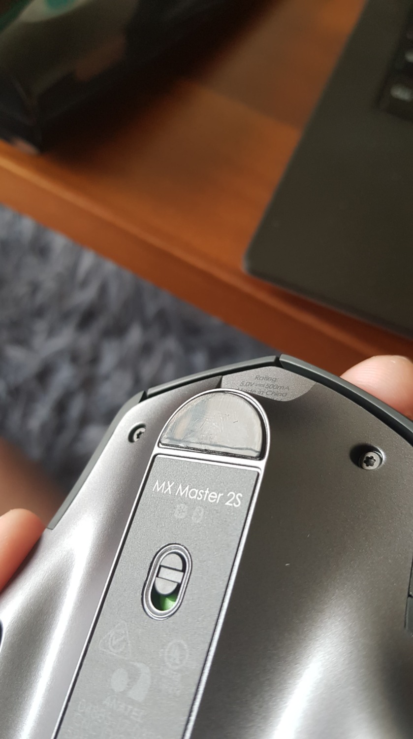 Sản phẩm nhận được có tình trạng:
- Hộp rách
- Phần bề mặt chuột có vết trầy
- Phần dưới chuột/ đế cao su trầy nhiều do đã qua sử dụng

Nhìn hộp rách như vậy mà Tiki vẫn đóng gói giao đi thì không biết có sơ sót nào trong khâu kiểm tra hàng không!

Nhờ Tiki đổi trả giúp mình đơn hàng này.